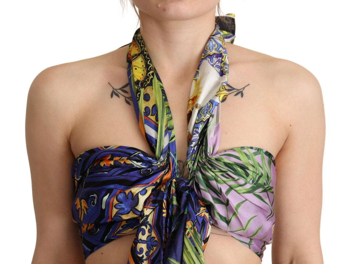 Top corto con cuello halter y fular de seda multicolor