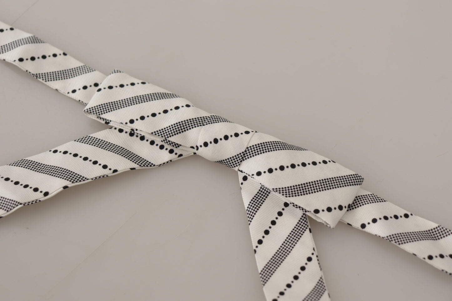 Nœud papillon 100 % soie à pois blancs et noirs