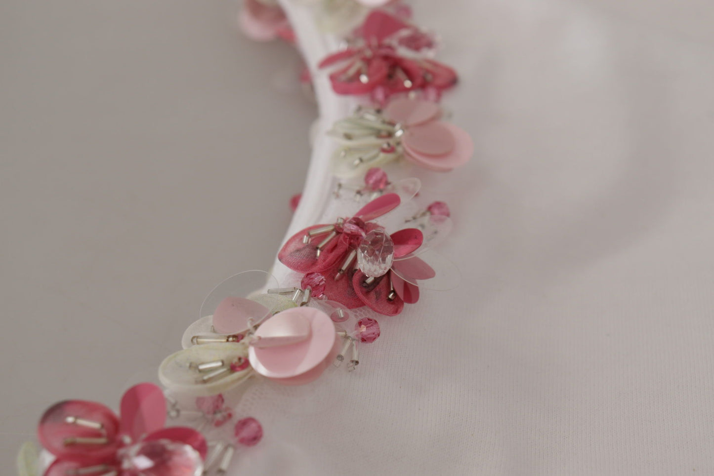 Camiseta blanca con lentejuelas y estampado floral de la corona DG