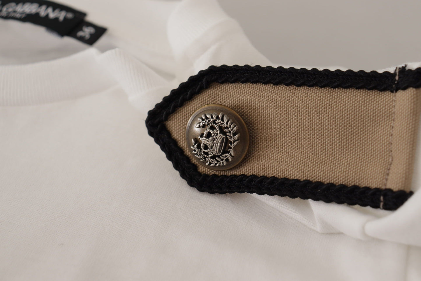 Camiseta de algodón con cuello redondo y rosas blancas y negras
