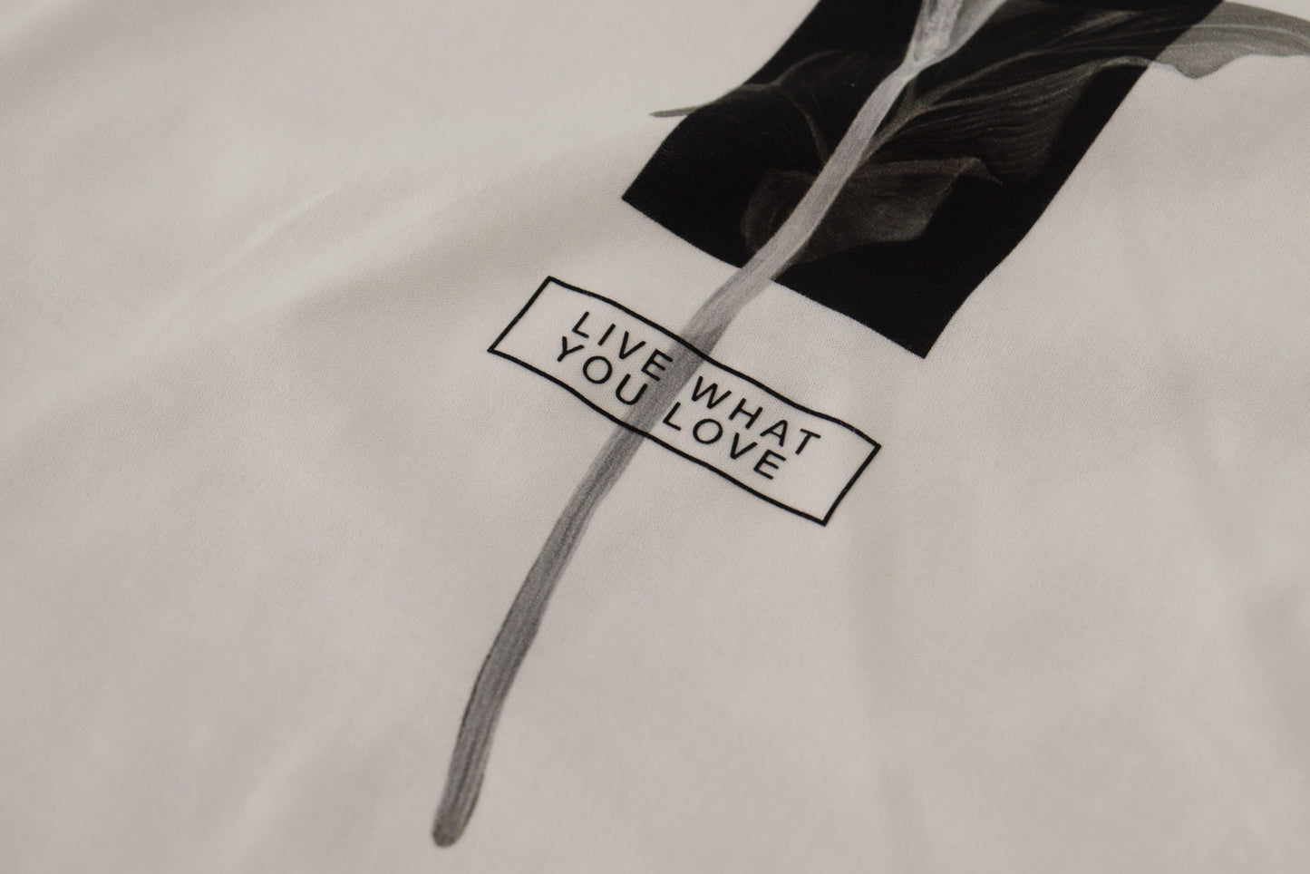 Camiseta de algodón con cuello redondo y rosas blancas y negras