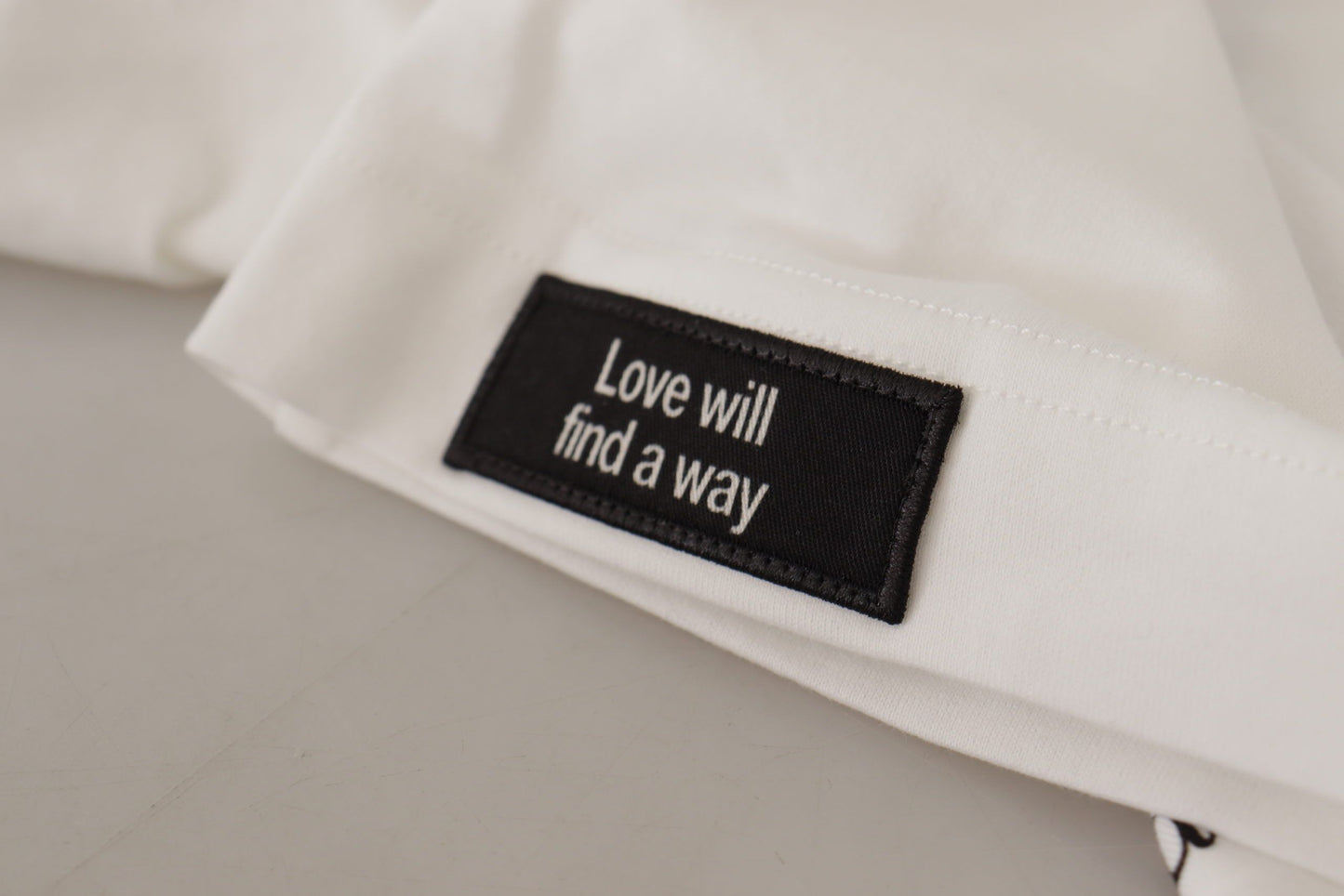 Camiseta de algodón con cuello redondo y rosas blancas y negras