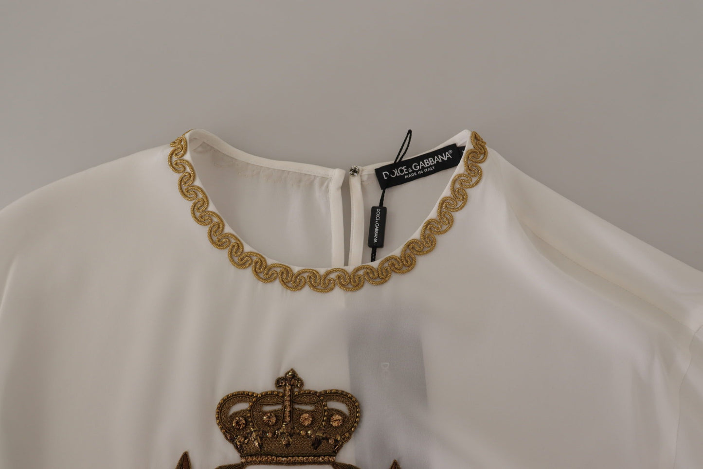 Blusa de seda blanca con cristales y corona DG dorada