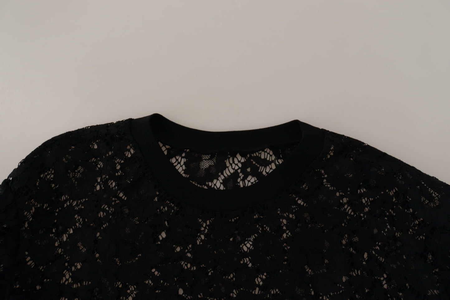 Blusa siciliana con encaje floral negro