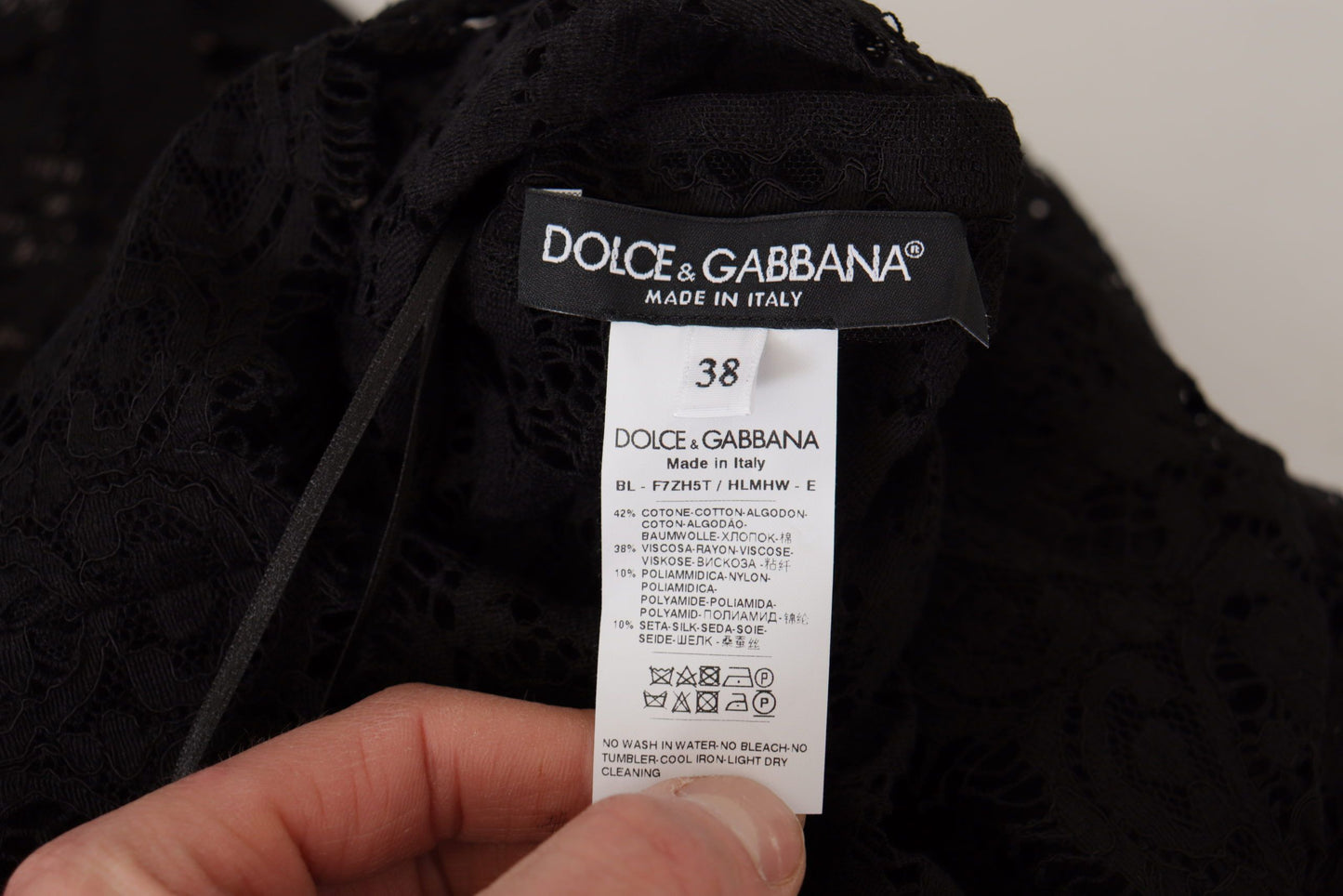 Blusa siciliana con encaje floral negro