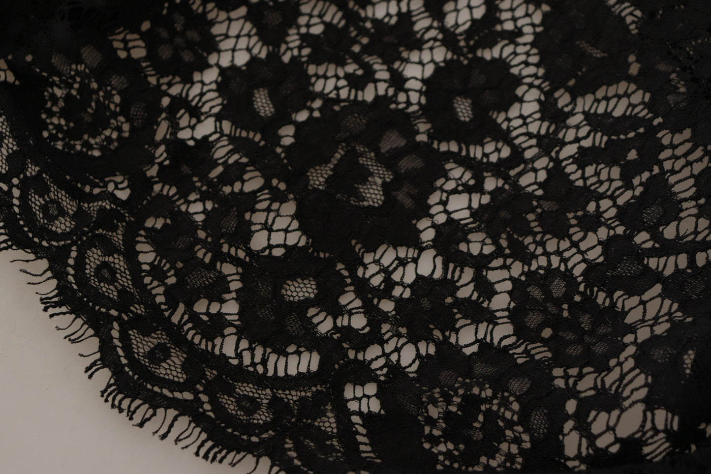 Blusa siciliana con encaje floral negro