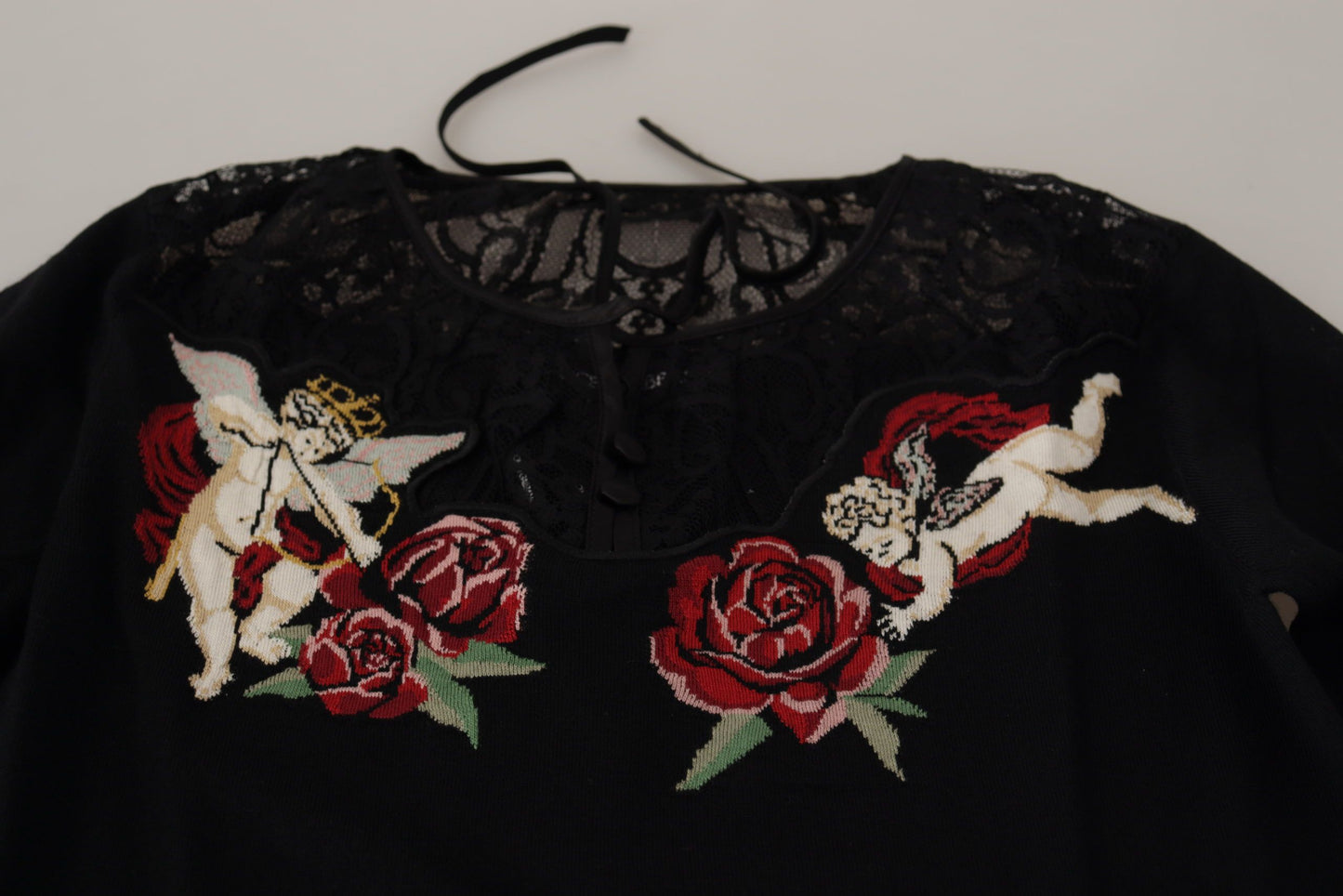 Suéter tipo cárdigan con rosas de ángel y encaje negro
