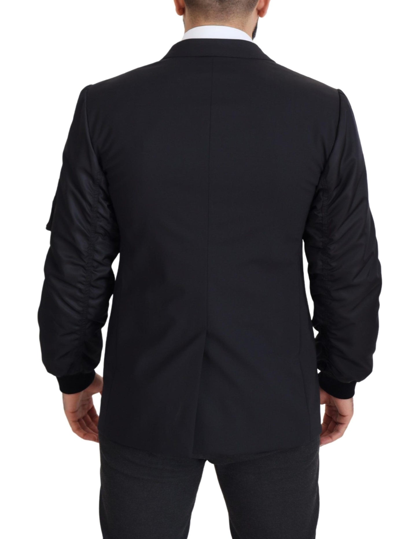 Chaqueta de lana negra con cremallera completa y mangas largas