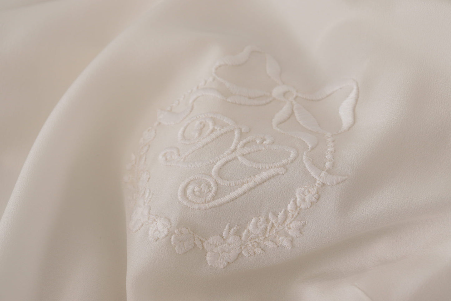 Blusa de manga larga con bordado del logotipo DG en seda blanca