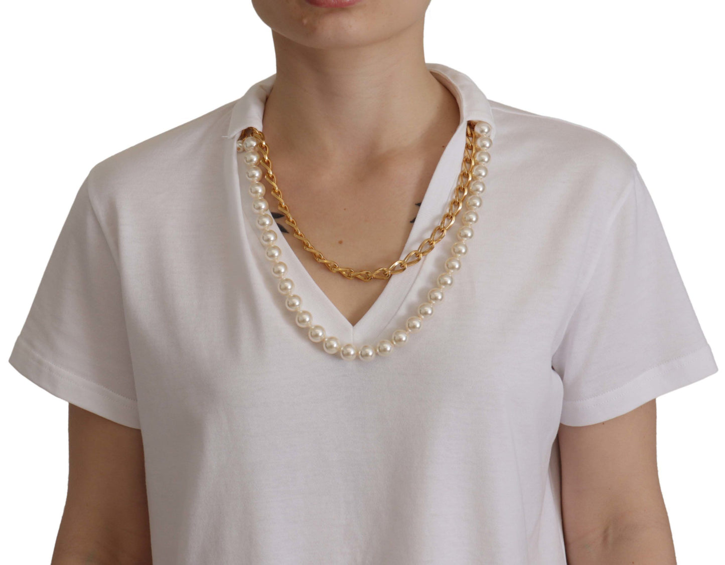 Camiseta blanca con escote adornado y collar
