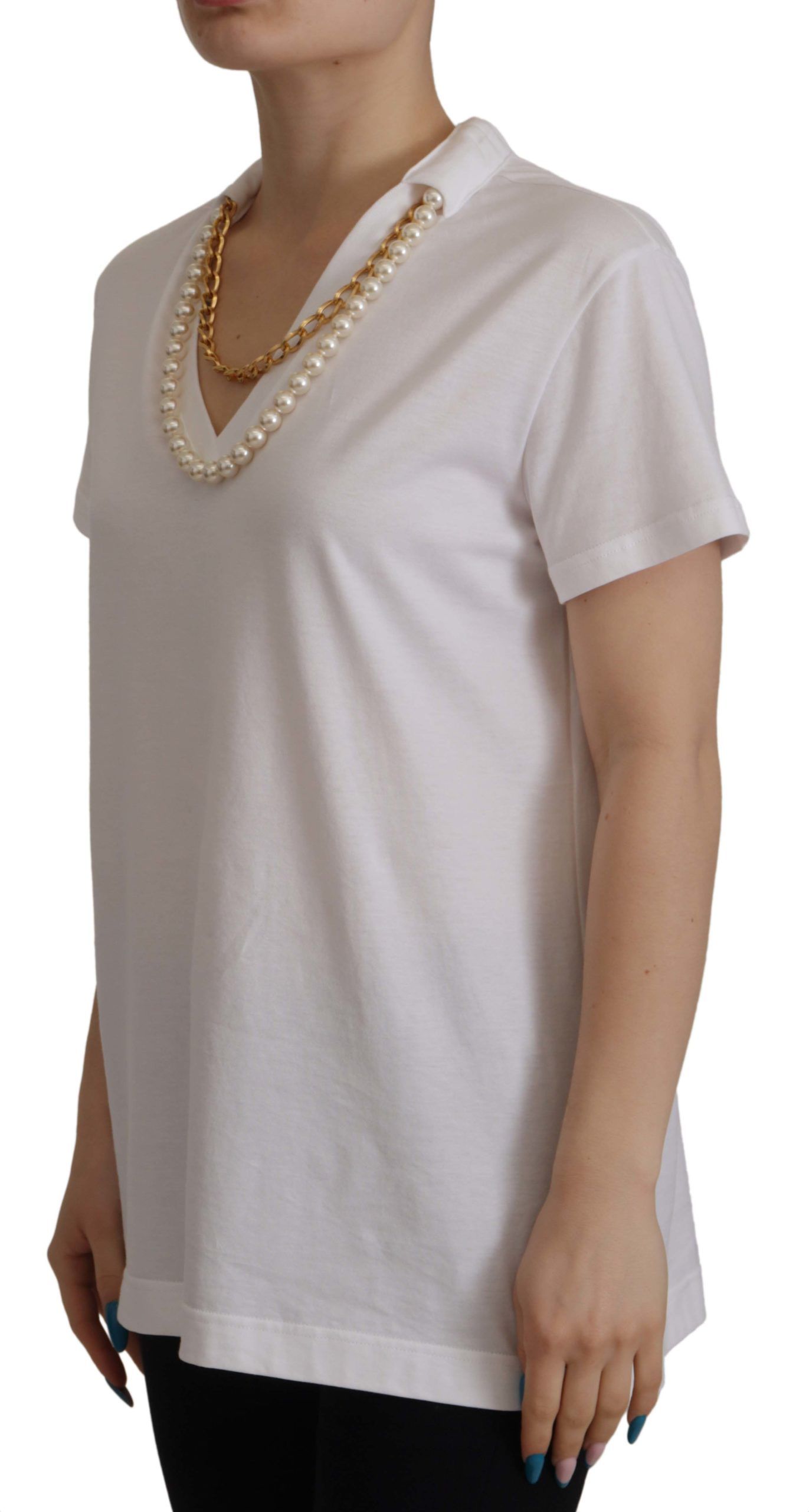 Camiseta blanca con escote adornado y collar