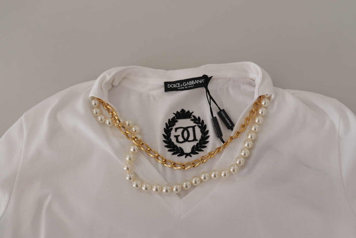Camiseta blanca con escote adornado y collar