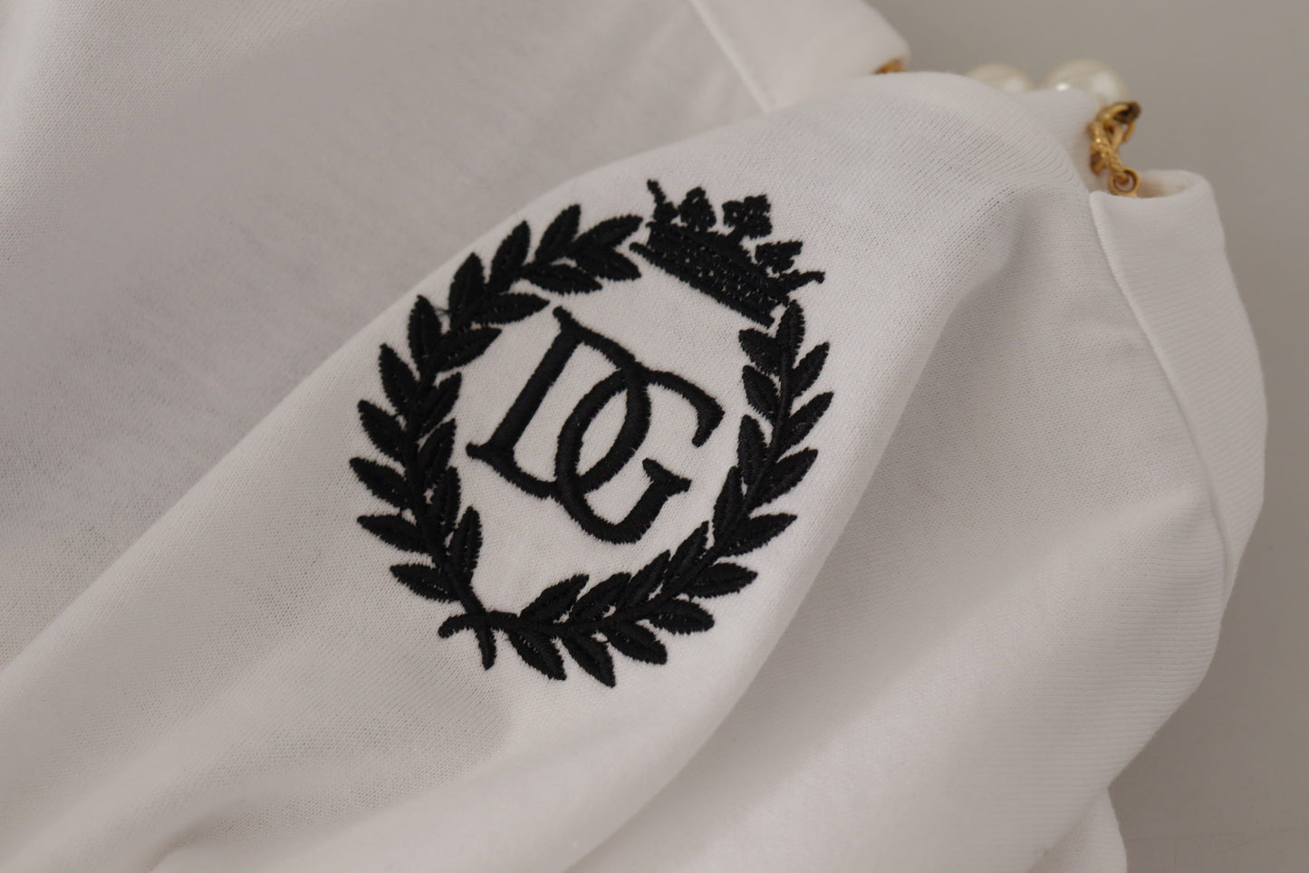 Camiseta blanca con escote adornado y collar