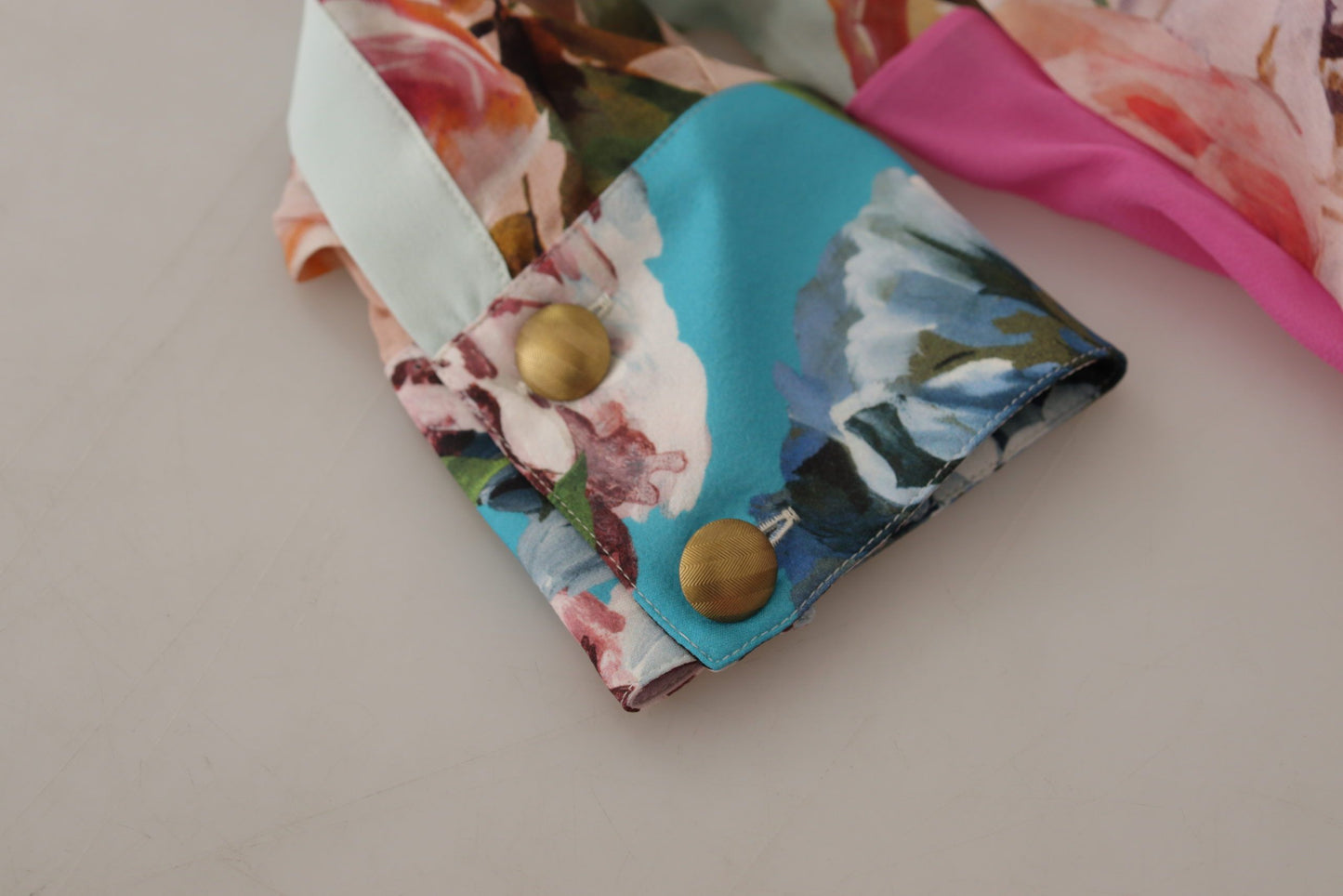 Chemisier à col lavallière et motif patchwork floral multicolore