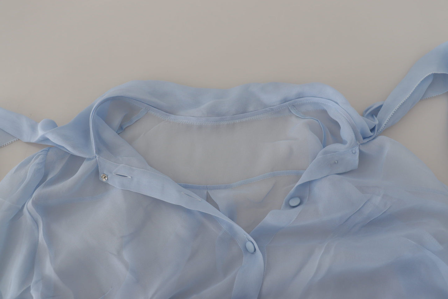 Top de manga larga con cuello Ascot de seda azul claro