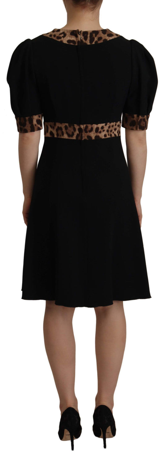 Vestido negro de leopardo hasta la rodilla con corte en A