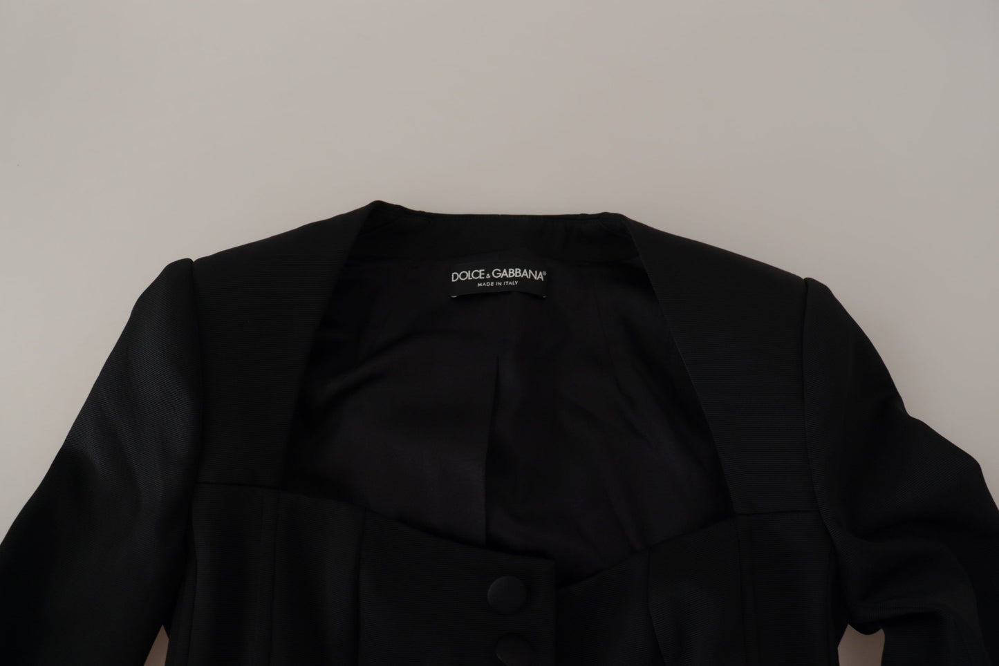 Chaqueta negra ajustada de manga larga con broches