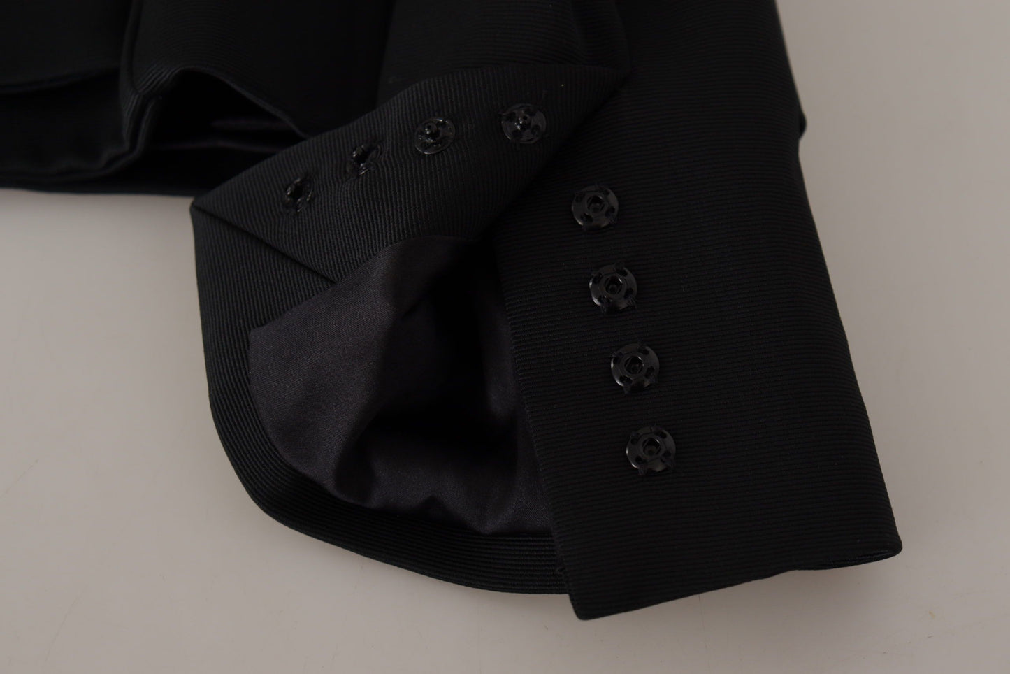 Chaqueta negra ajustada de manga larga con broches