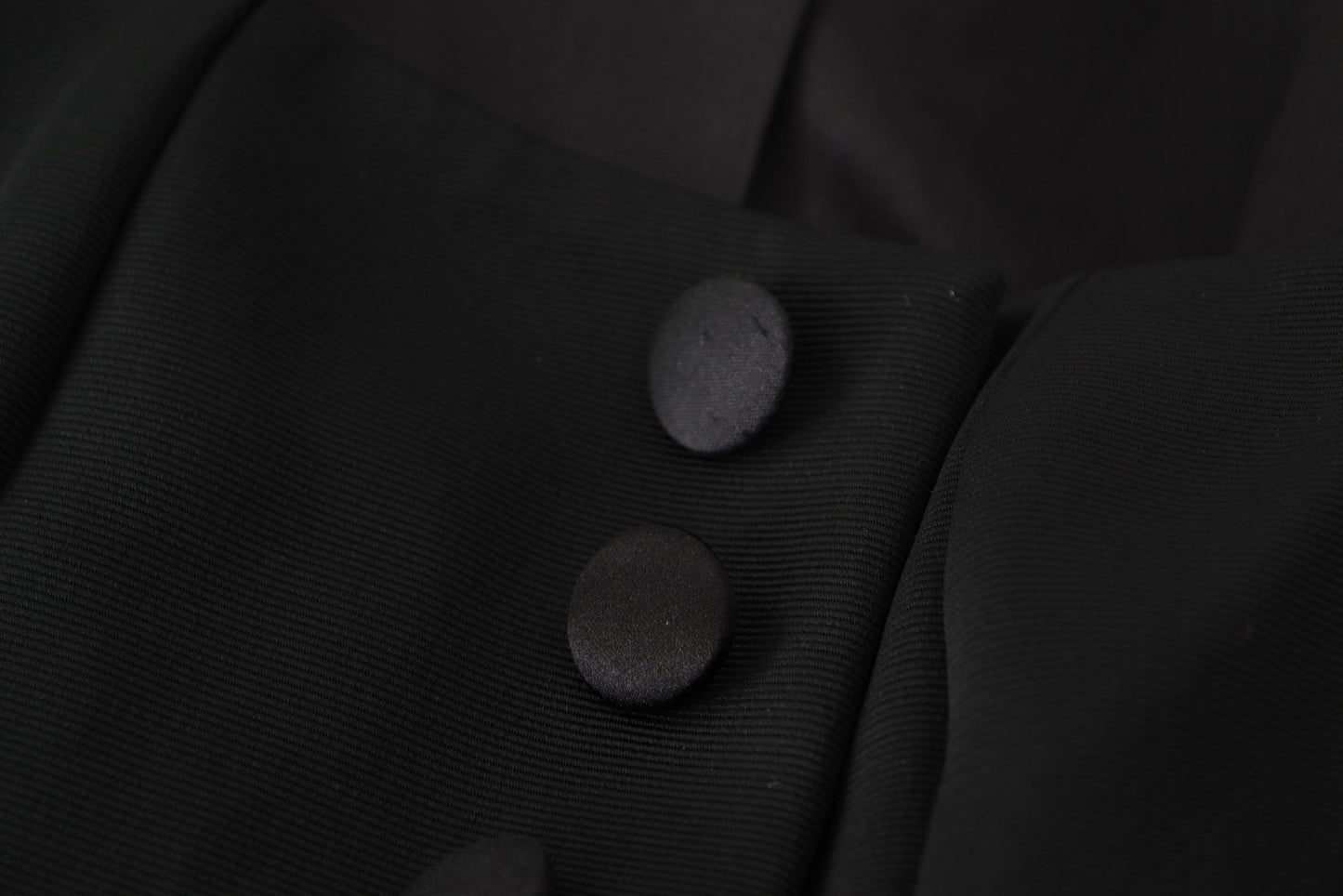 Chaqueta negra ajustada de manga larga con broches