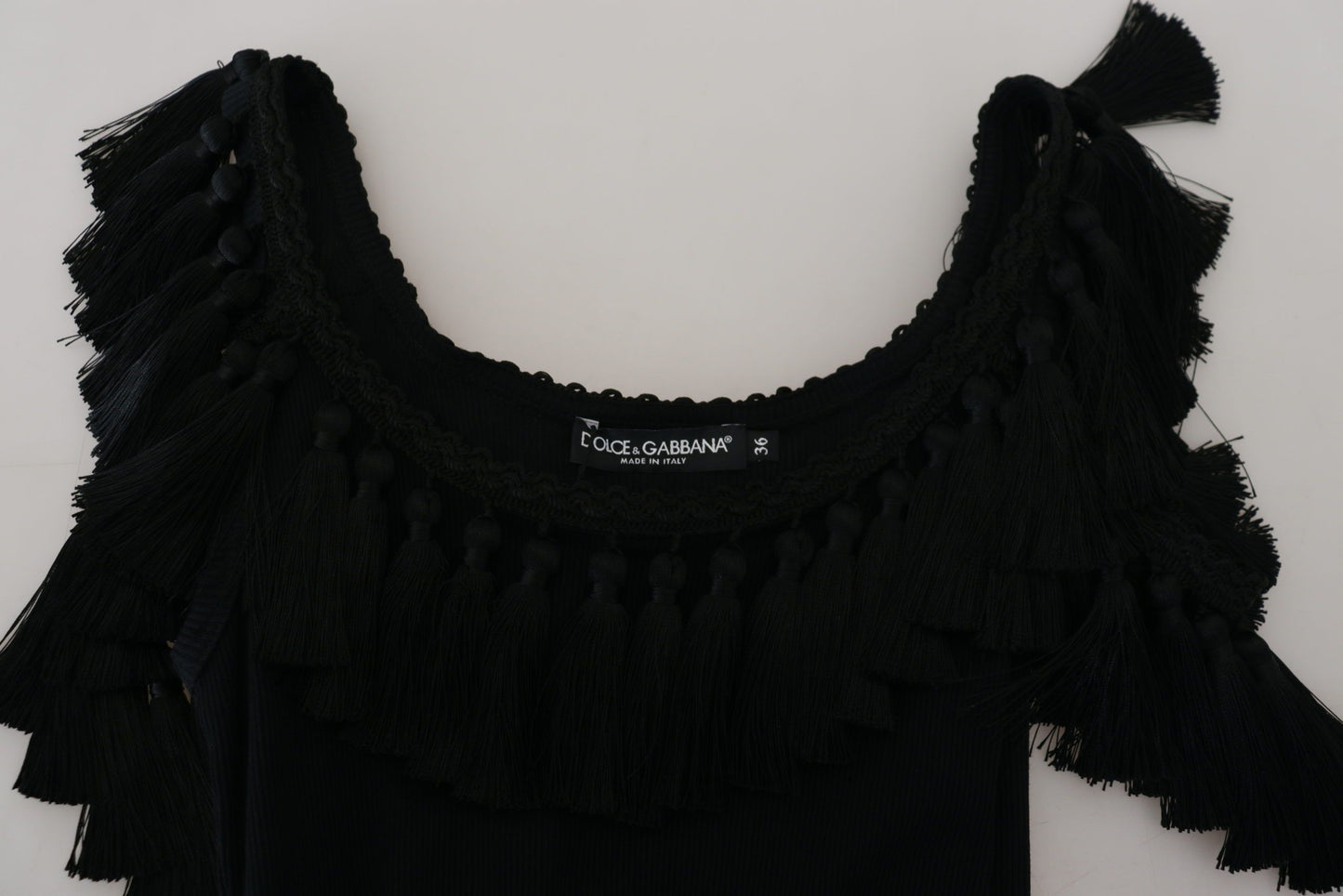Blusa negra sin mangas de algodón con borlas