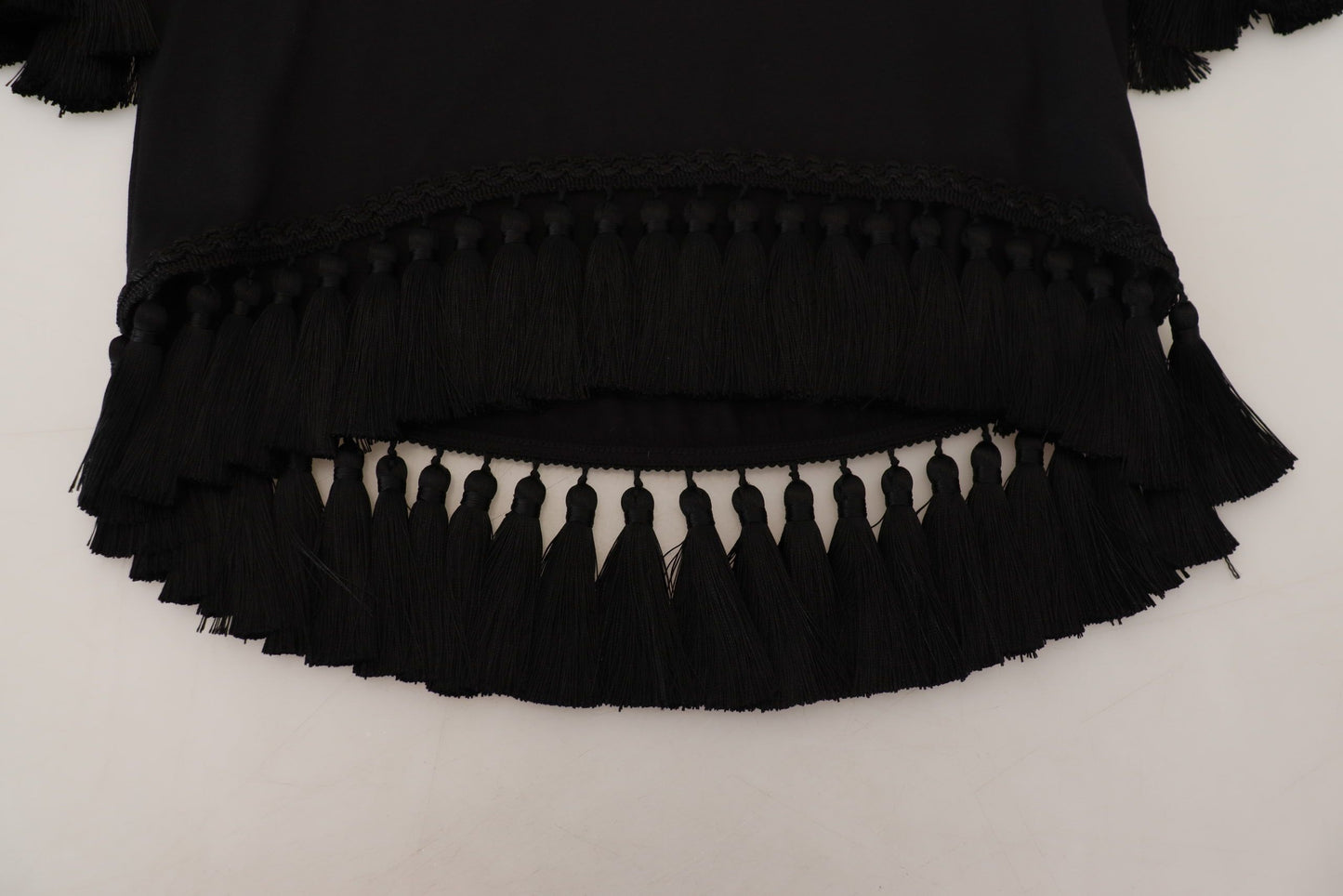 Blusa negra tipo camiseta de algodón con borlas