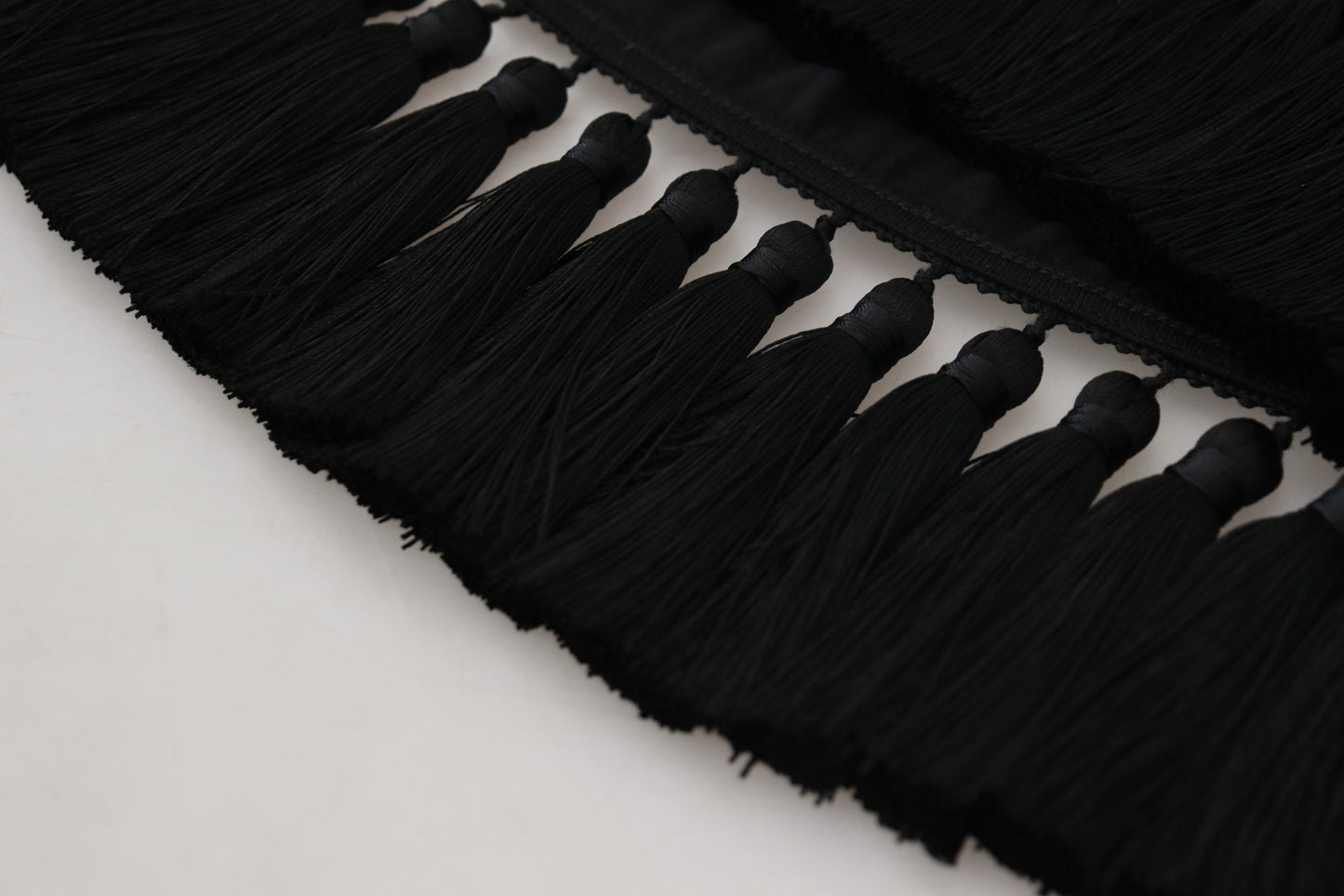 Blusa negra tipo camiseta de algodón con borlas