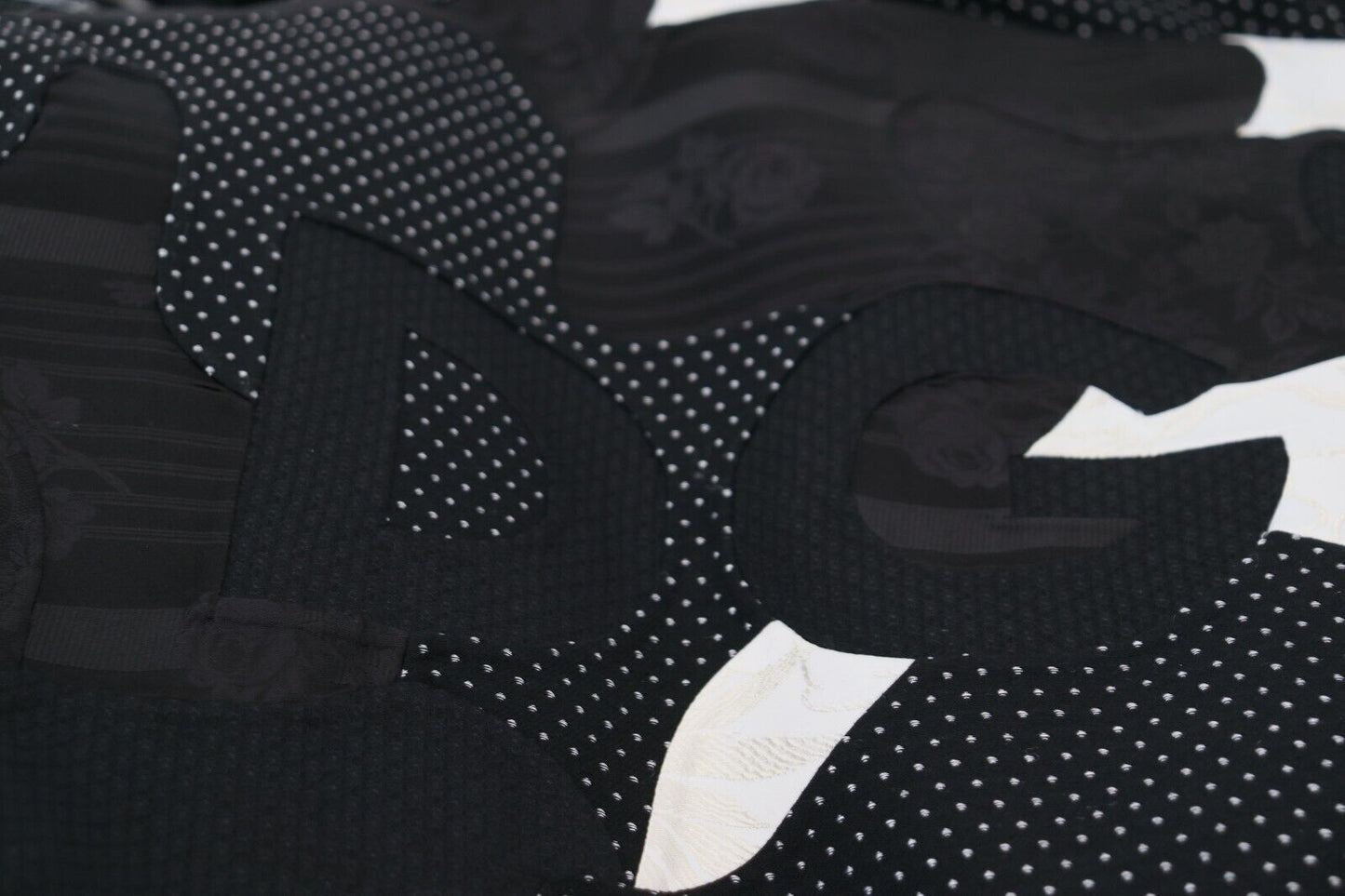Chaqueta de piel de oveja blanca y negra con cremallera completa