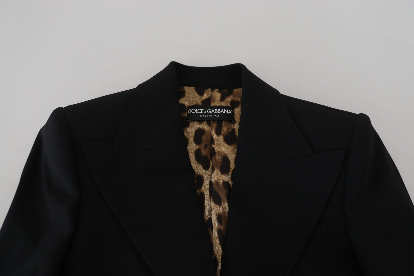 Chaqueta blazer de lana negra de botonadura sencilla