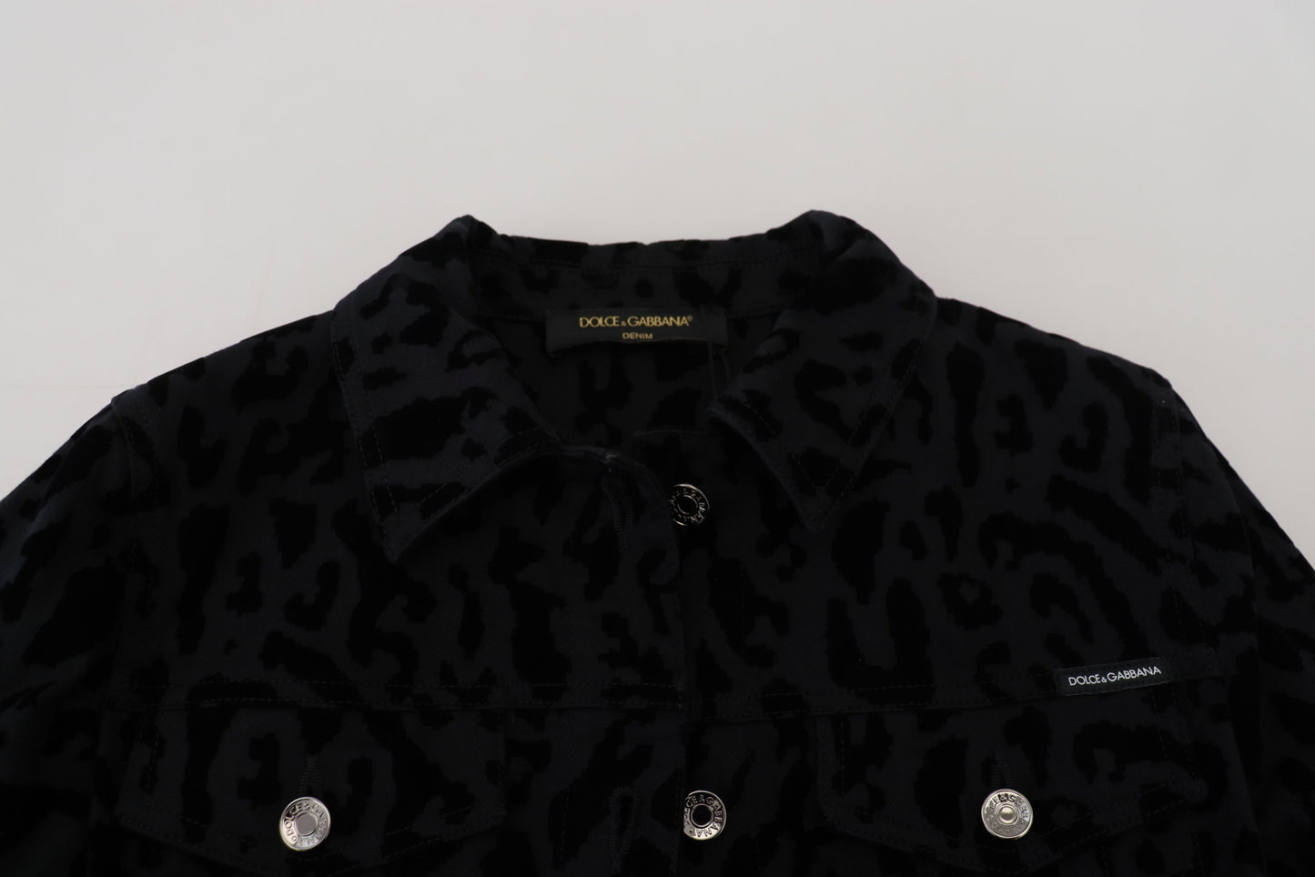 Chaqueta vaquera de algodón y manga larga con estampado de leopardo negro