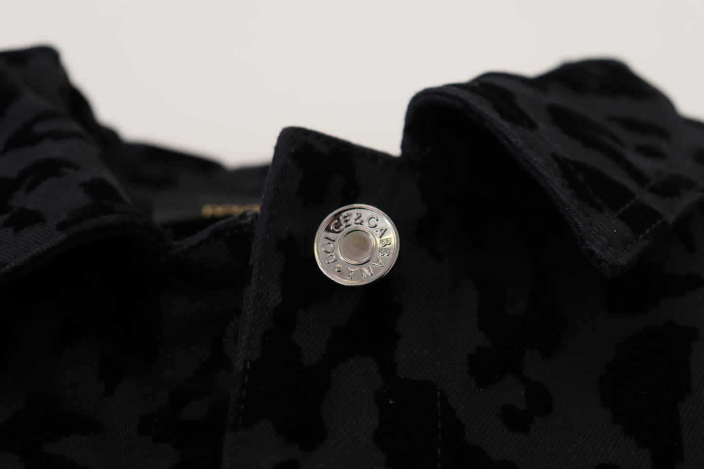 Chaqueta vaquera de algodón y manga larga con estampado de leopardo negro