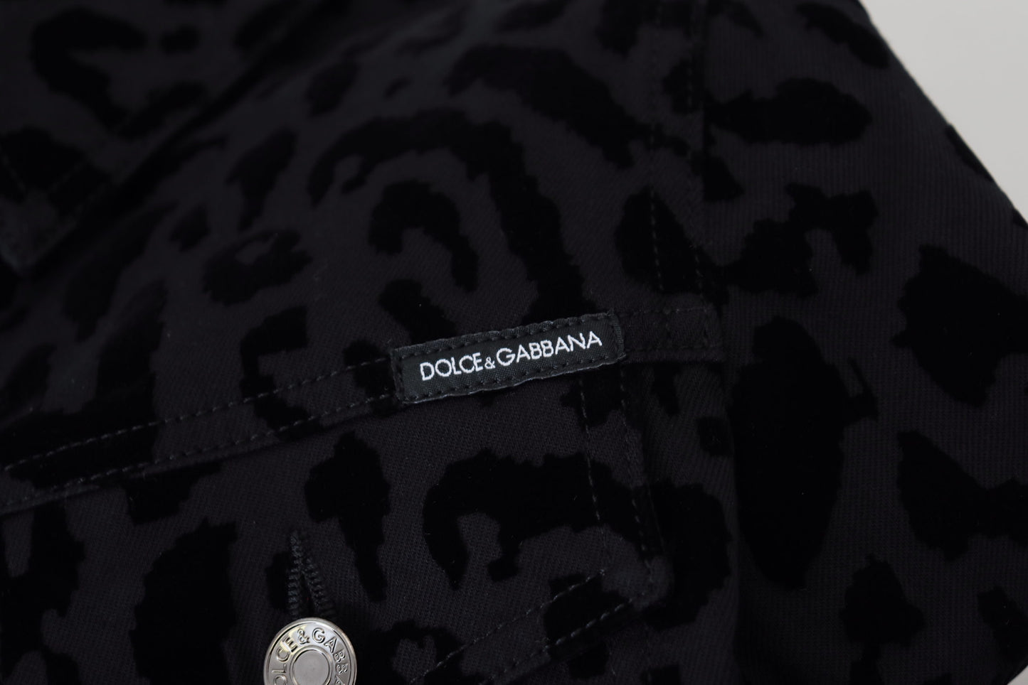 Chaqueta vaquera de algodón y manga larga con estampado de leopardo negro