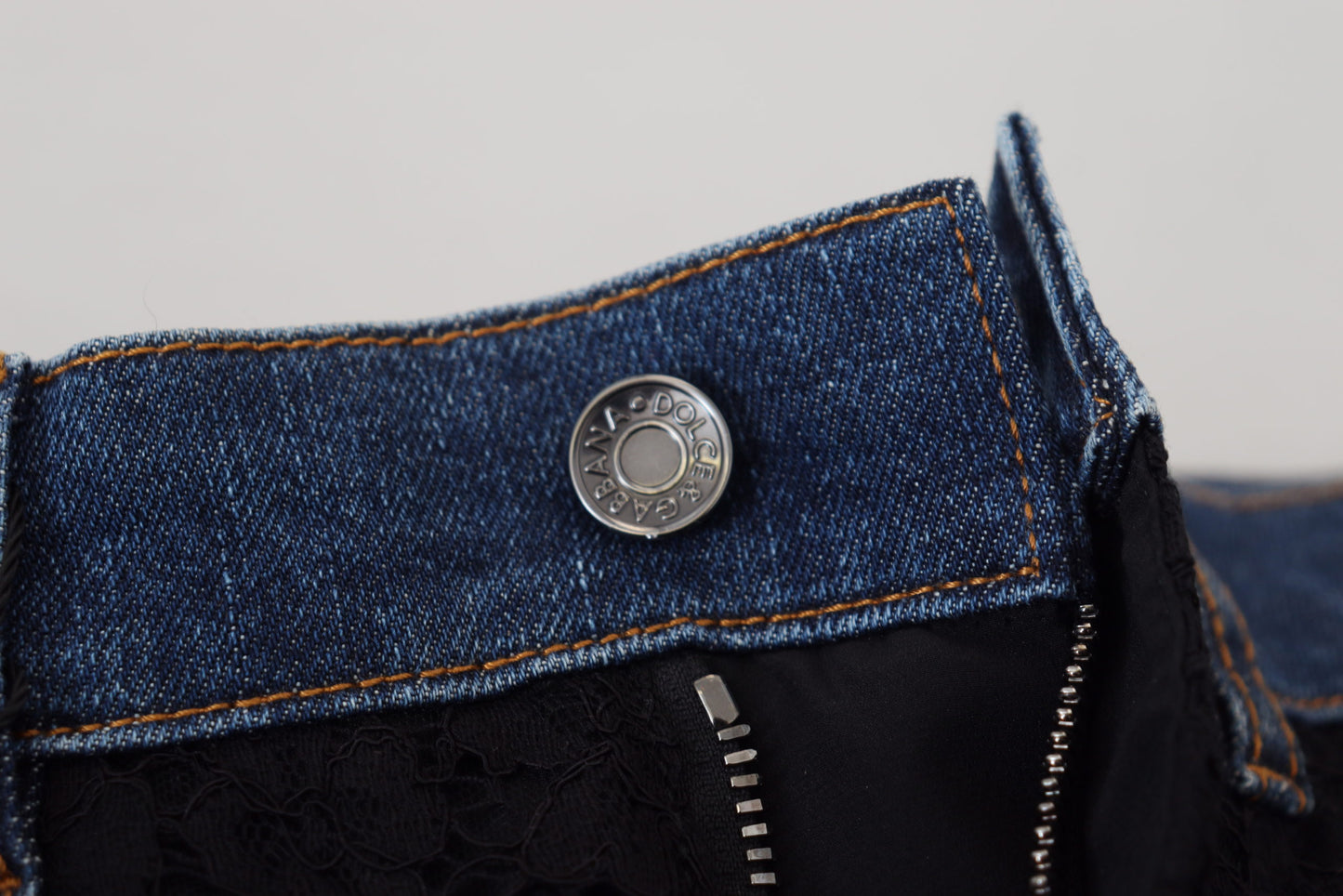 Jean skinny noir à dentelle florale sur le devant