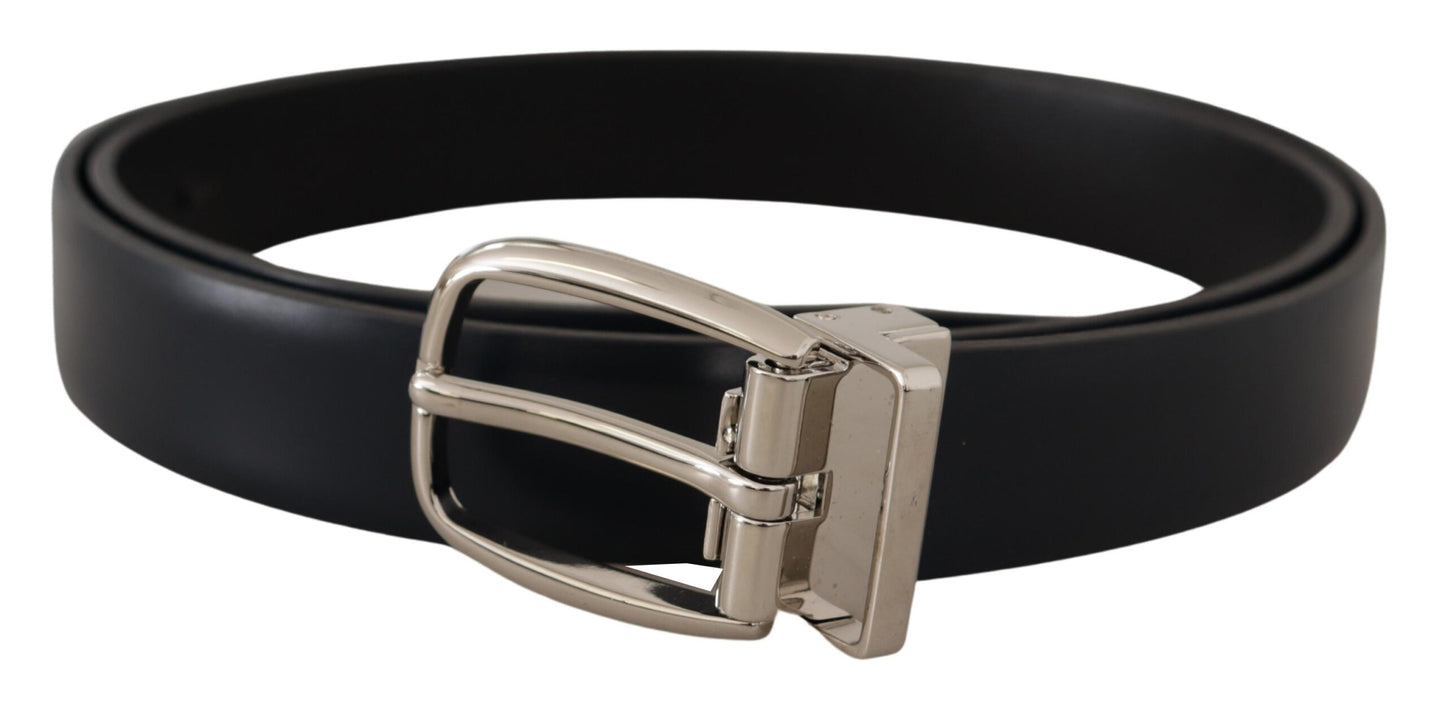Cinturón formal de cuero negro con hebilla de metal plateado