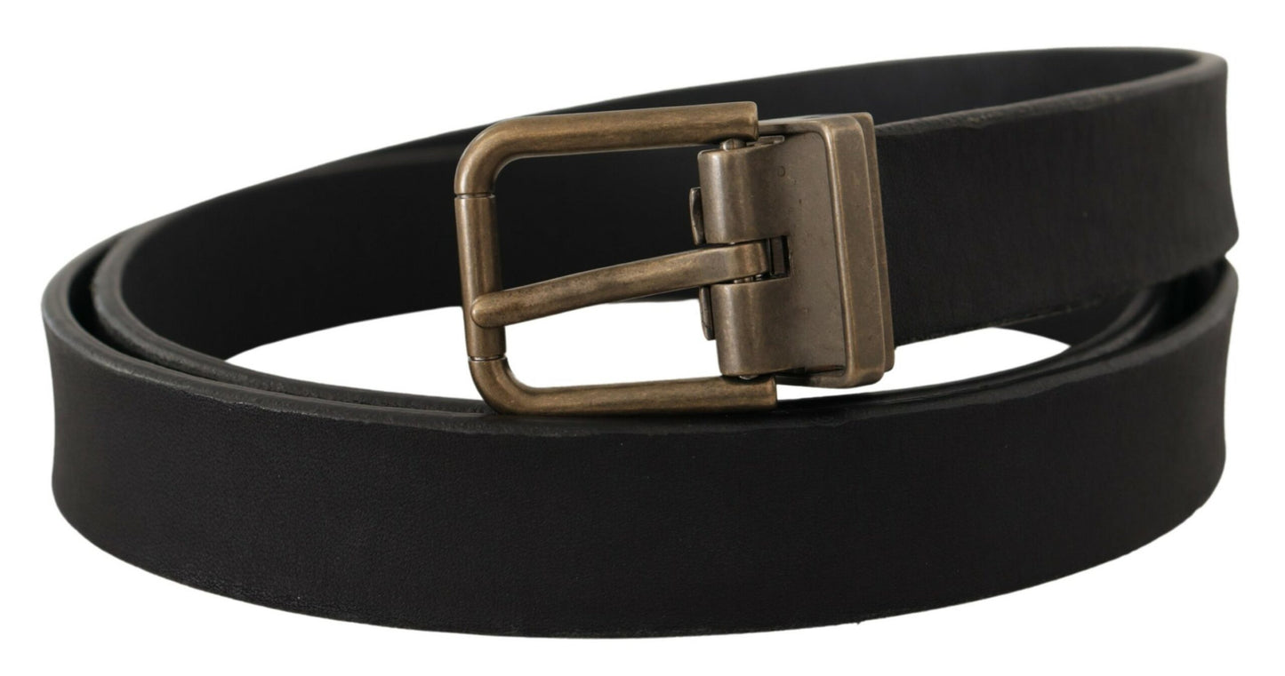 Cinturón clásico de cuero negro con hebilla de metal granulado de latón