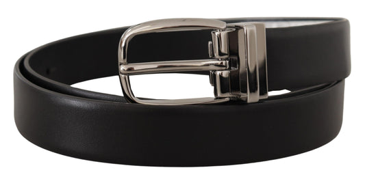 Cinturón de cuero negro con hebilla de logotipo cromado en metal plateado