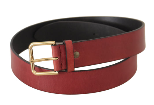 Ceinture en cuir rouge avec boucle en métal gravée du logo doré