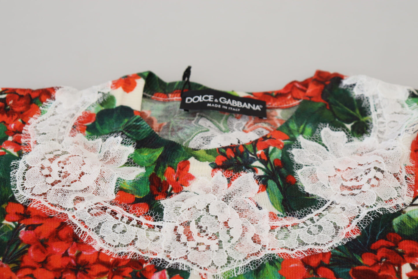 Camiseta sin mangas de encaje de lana con flores blancas