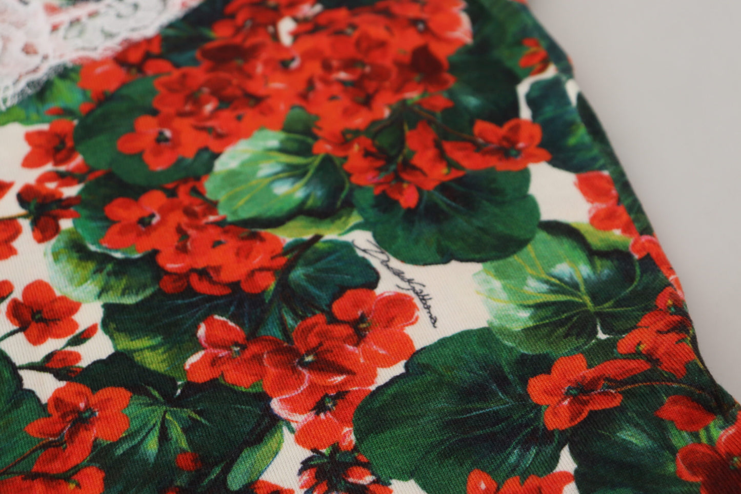 Camiseta sin mangas de encaje de lana con flores blancas