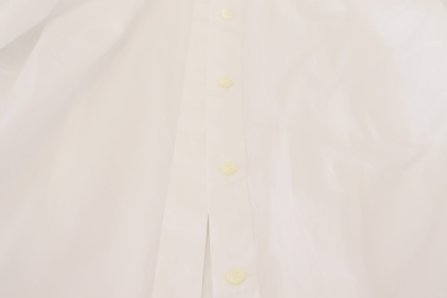 Blusa formal de algodón blanco con cuello y mangas largas