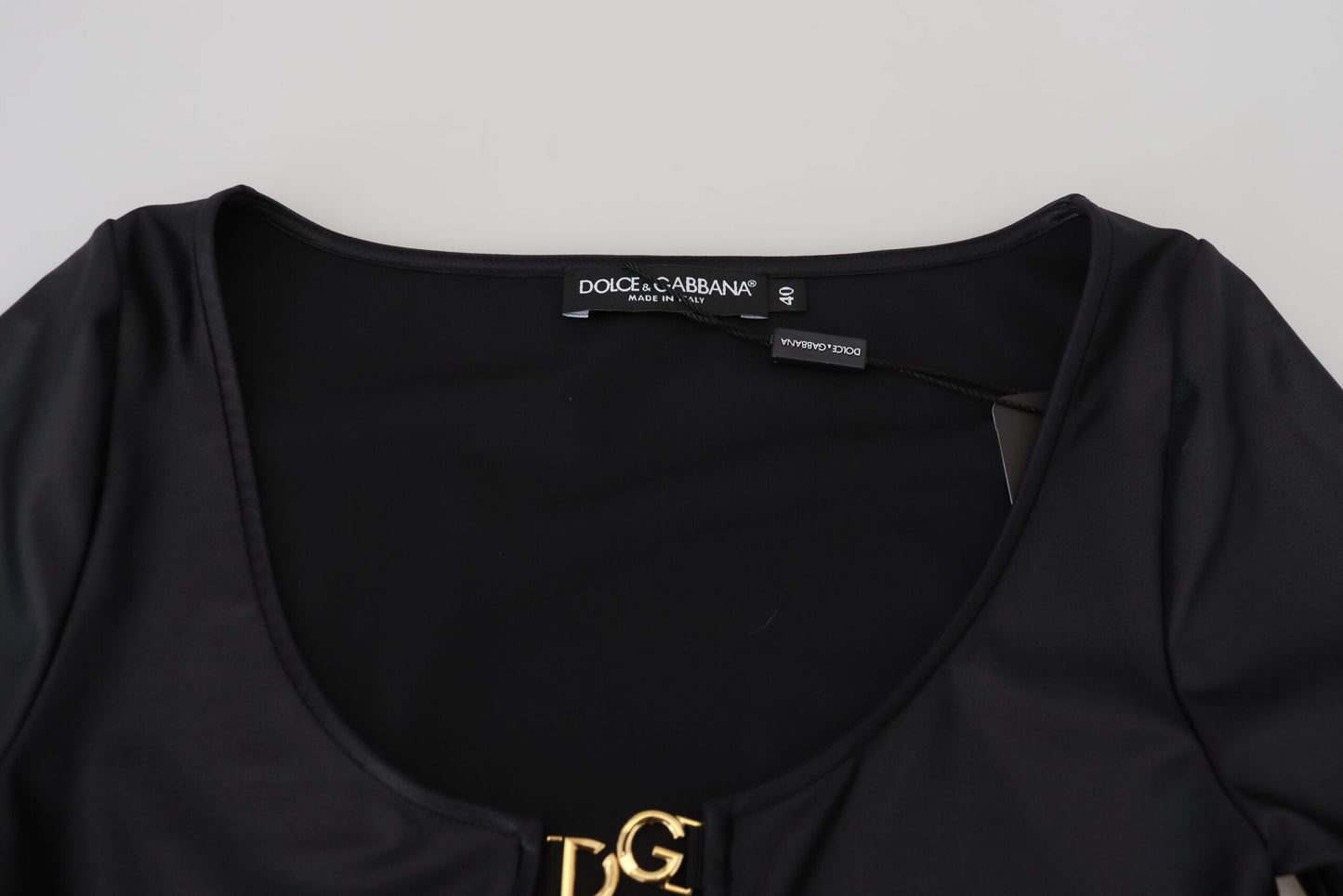 Top de algodón elástico negro con mangas 3/4 y pecho abierto