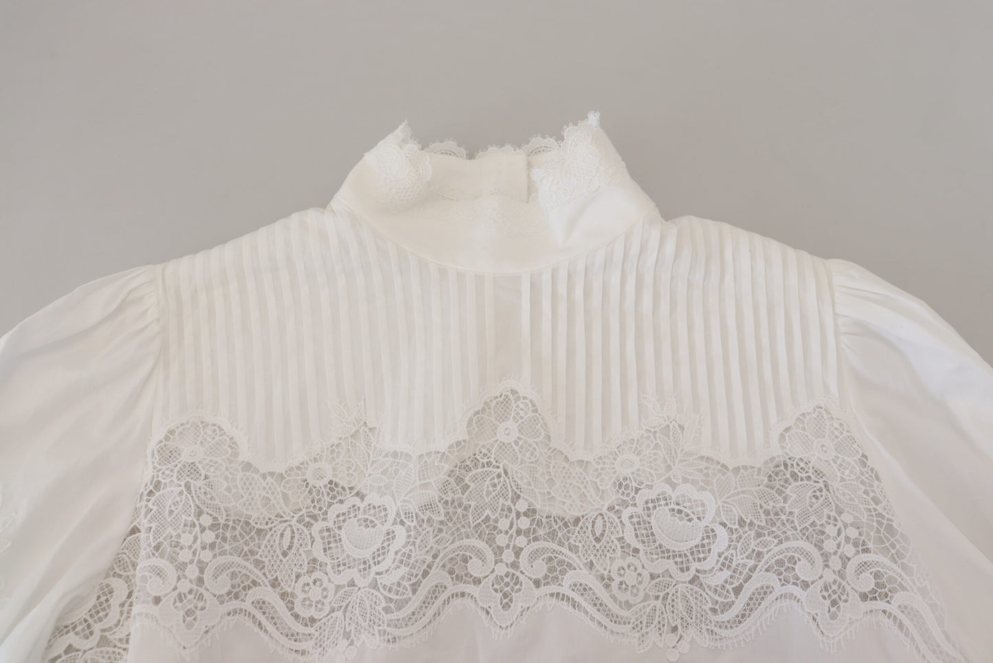 Blusa de cuello alto con ribete de encaje de algodón blanco