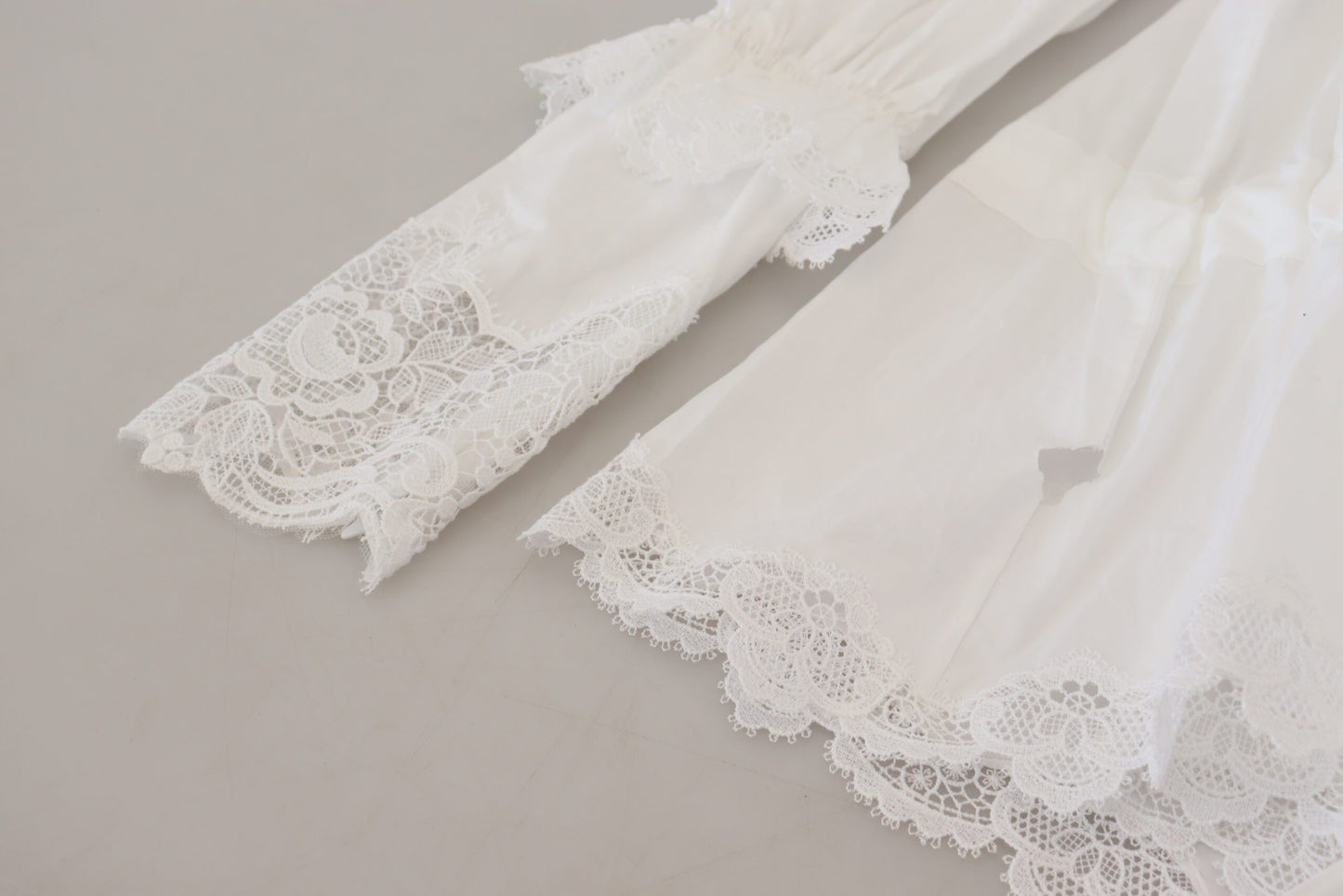 Blusa de cuello alto con ribete de encaje de algodón blanco
