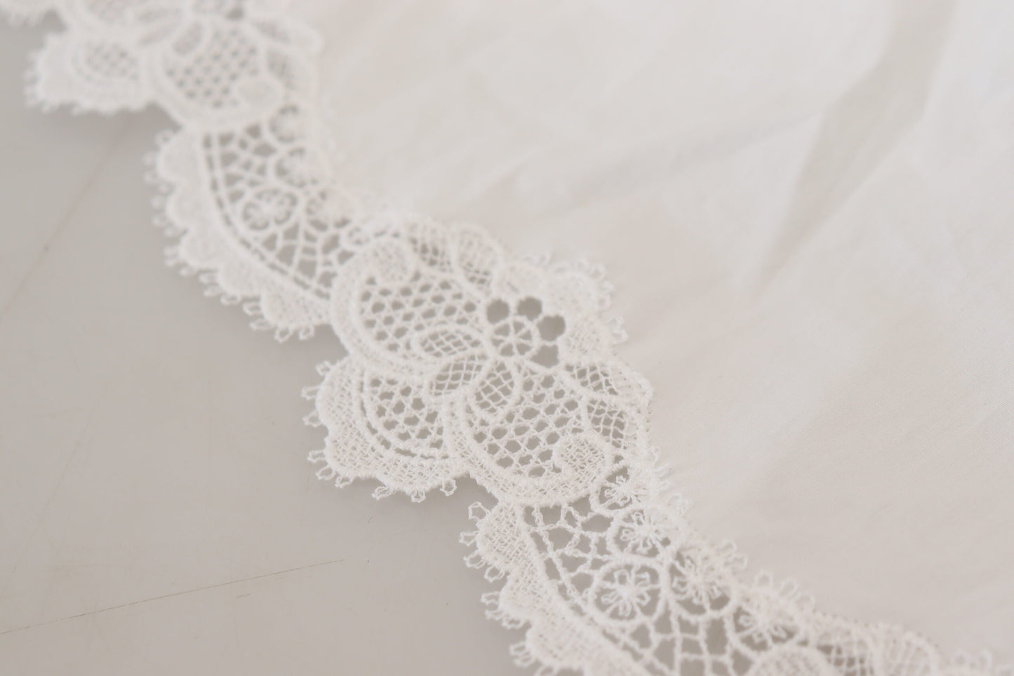 Blusa de cuello alto con ribete de encaje de algodón blanco