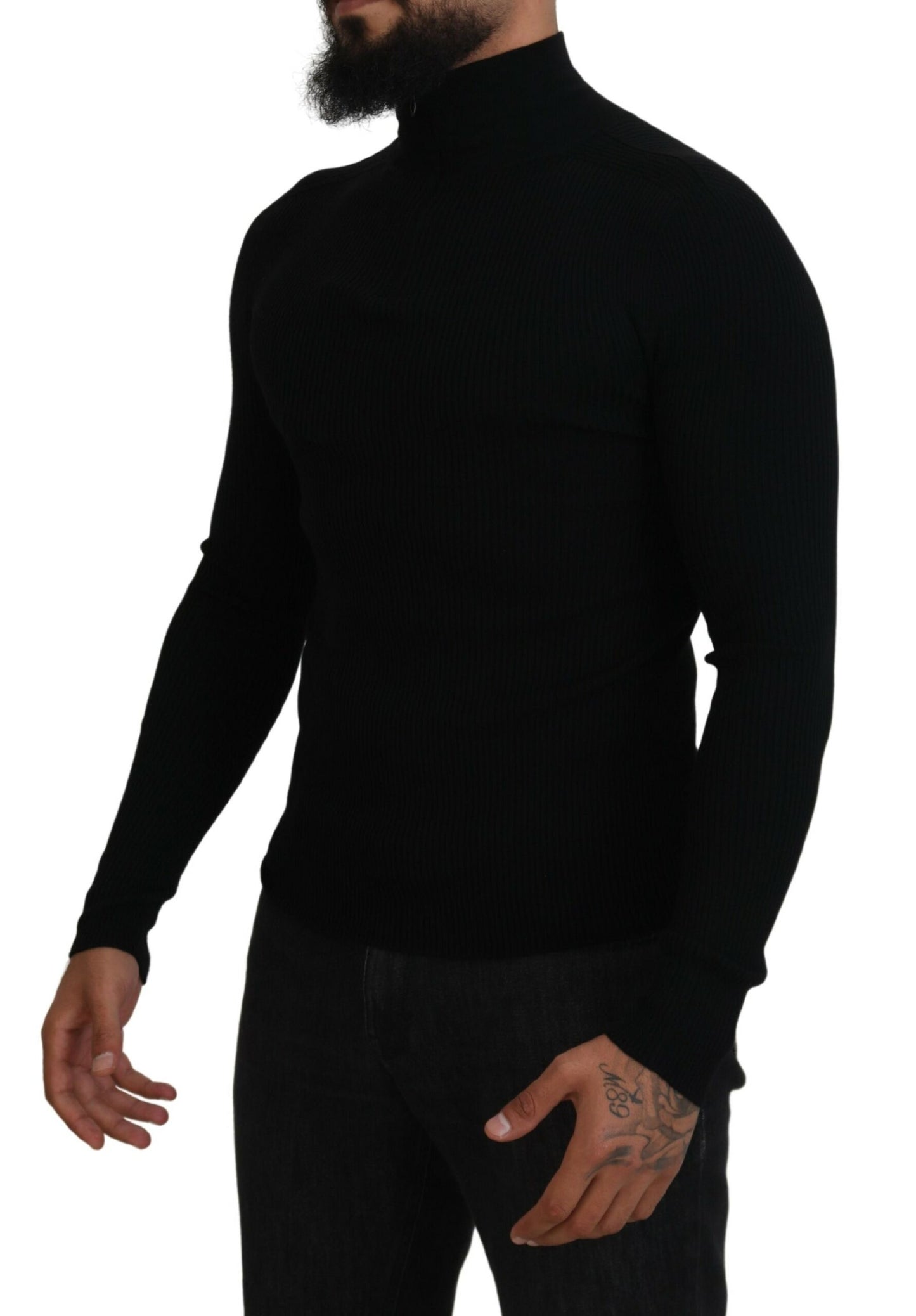 Suéter negro de cuello alto con media cremallera