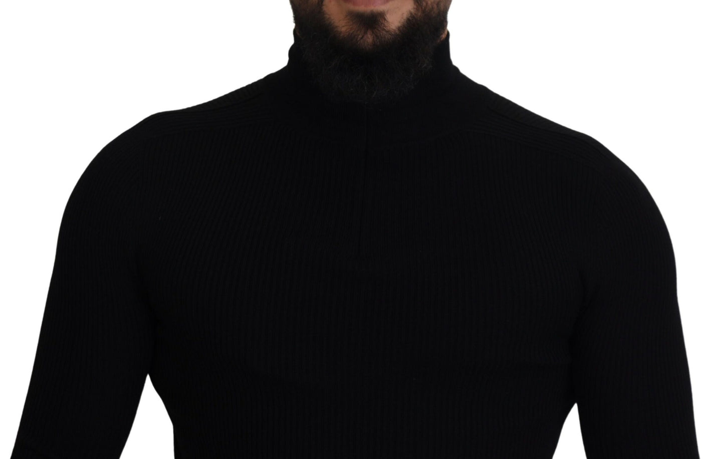 Suéter negro de cuello alto con media cremallera
