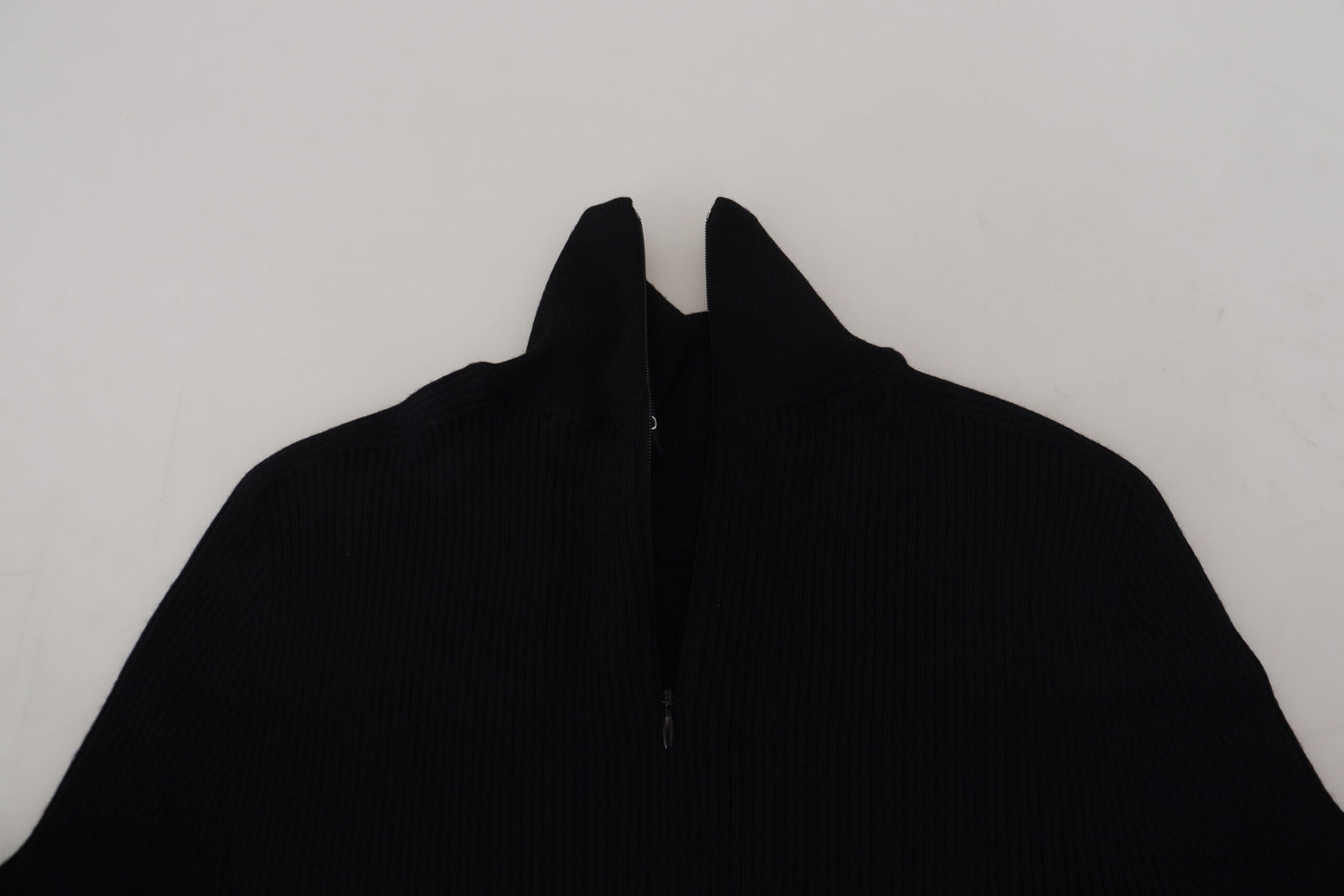 Suéter negro de cuello alto con media cremallera