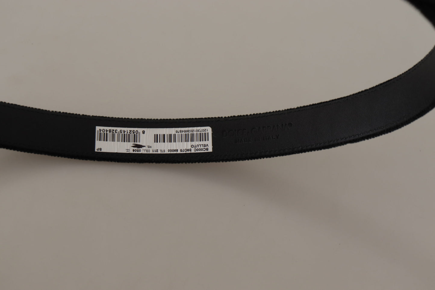 Cinturón de piel de terciopelo negro con hebilla metálica en tono dorado