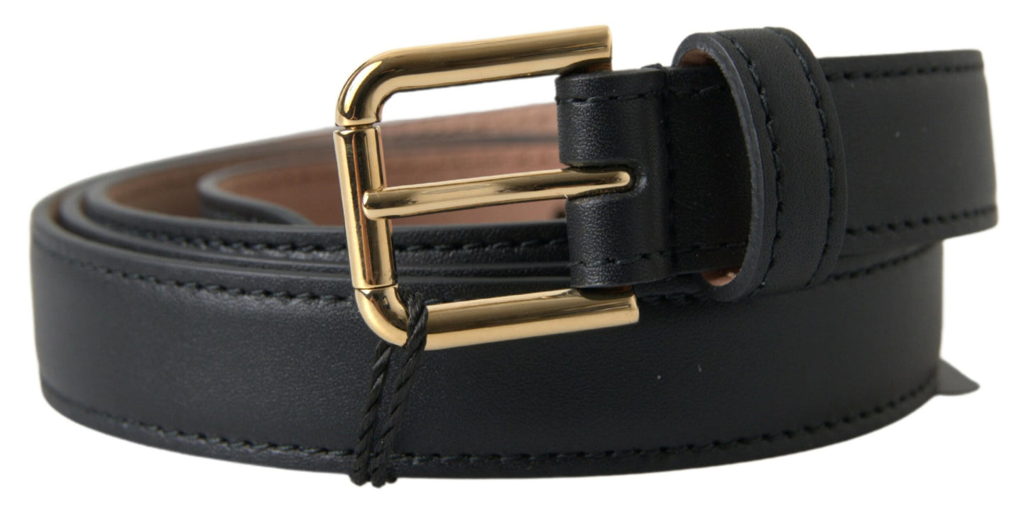 Cinturón de cuero negro con hebilla de metal en tono dorado