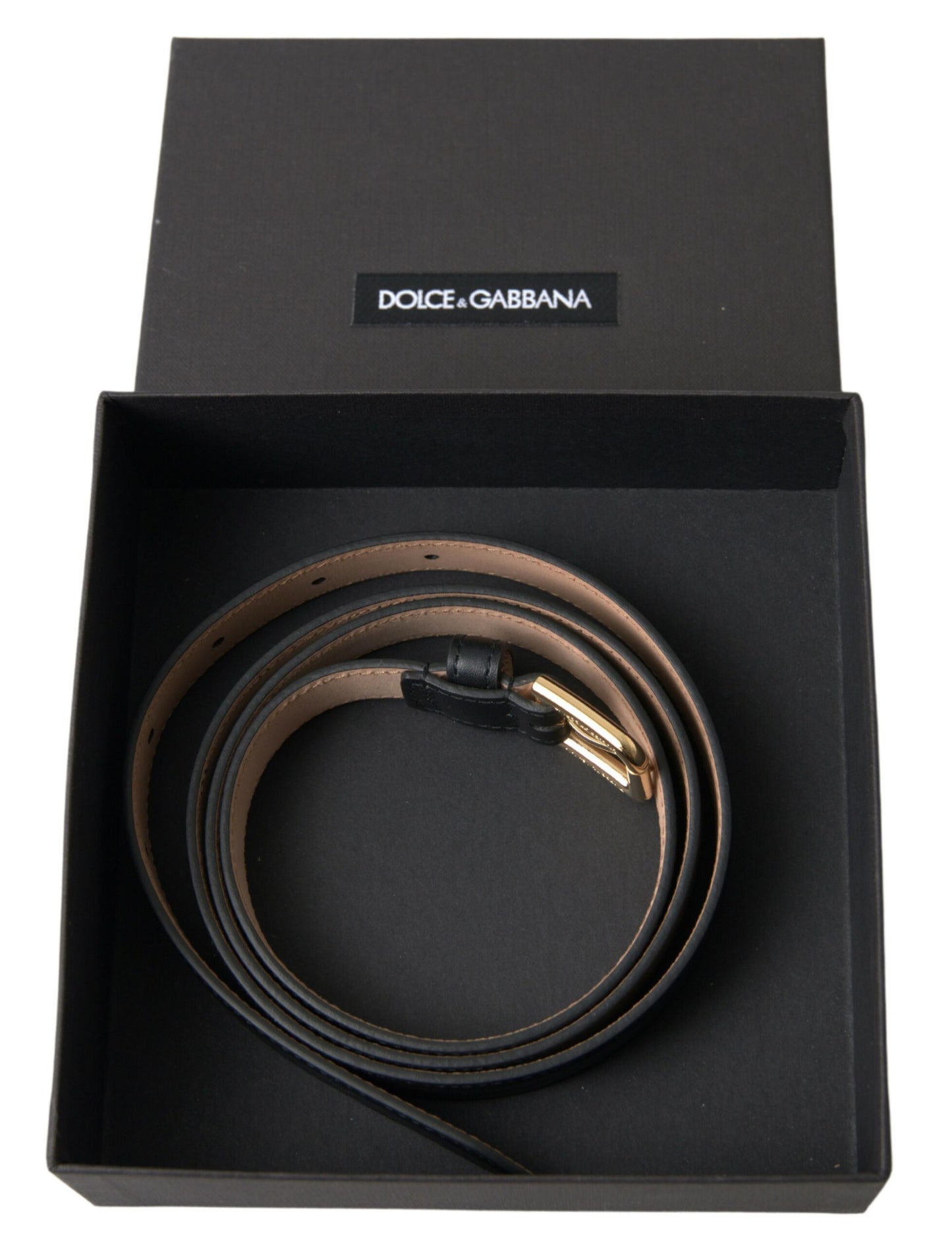 Cinturón de cuero negro con hebilla de metal en tono dorado