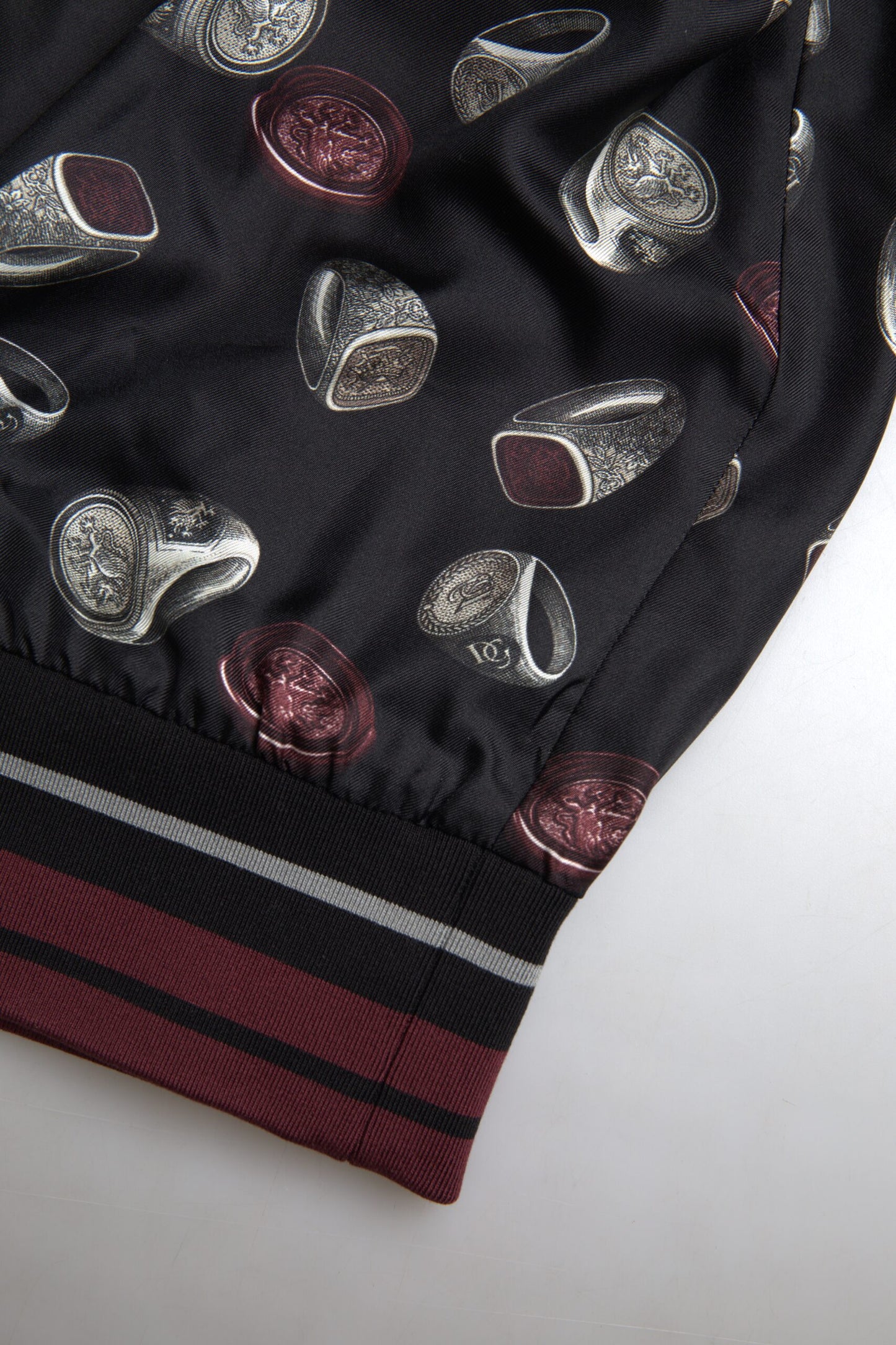 Pull ras du cou en soie à imprimé anneaux noirs